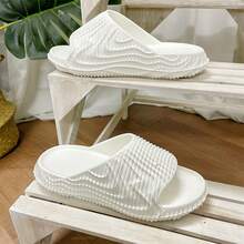 夏季男士時尚的3d流線型圖案設計eva泡沫一體成型拖鞋,具有增高功能,防滑耐磨,適用於家庭、工作、海灘和度假步行 - 白色 - 查看 1