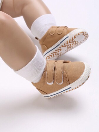 新生儿男童低帮平底帆布鞋，适合所有季节