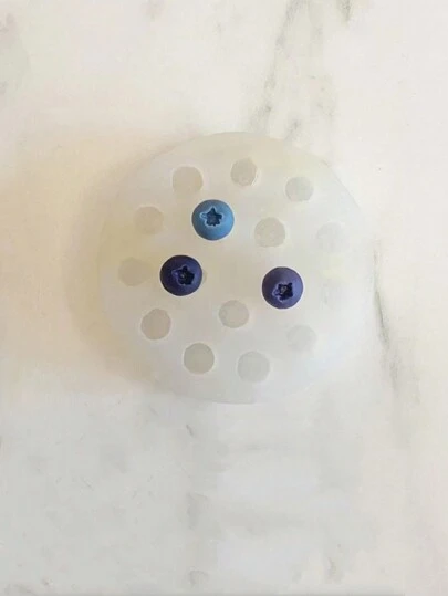 一个蓝莓覆盆子野草莓硅胶模具，用于模拟水果，适合制作蜡烛、石膏装饰和其他工艺品