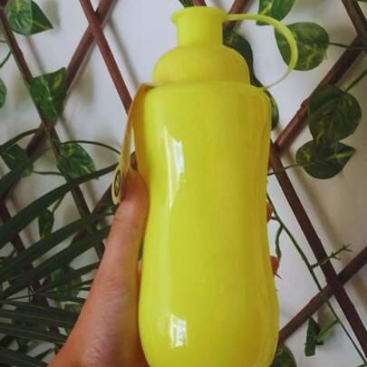 Squezze Neon Amarela c/tubo de gelo - 600 ml