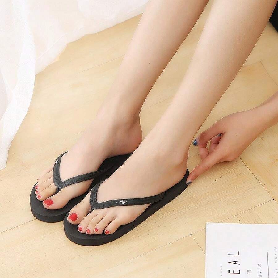 女款經典純色平底人字拖,適用於海灘、戶外活動的防滑休閑拖鞋,輕便簡約,時尚糖果色可供選擇 - 黑色 - 查看 1
