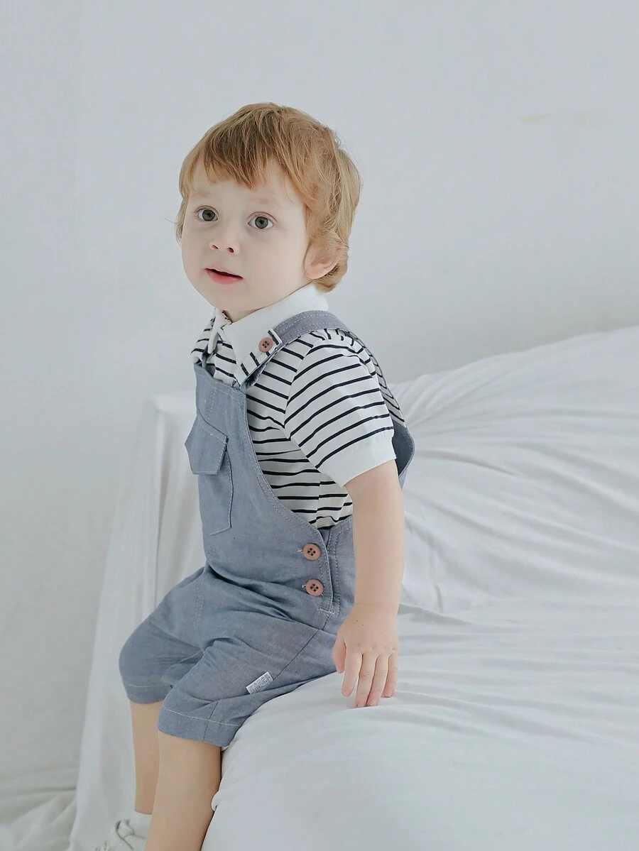男婴条纹上衣和围兜前口袋背带短裤套装 - 藍白色 - 查看 1