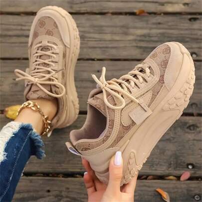 حذاء رياضي سميك ذو نعل سميك حديث مع نمط زهرة كلاسيكي ، يبدو رائعًا عند مطابقته مع اللون البني