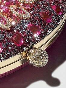 Dedoo 新款椭圆形晚宴包，包身镶嵌闪耀水钻，呈类似向日葵的图案分布，搭配金色链条。可手拿、单肩或斜挎，轻奢风格，适合搭配派对、婚礼等正式晚宴场合的正式晚礼服。