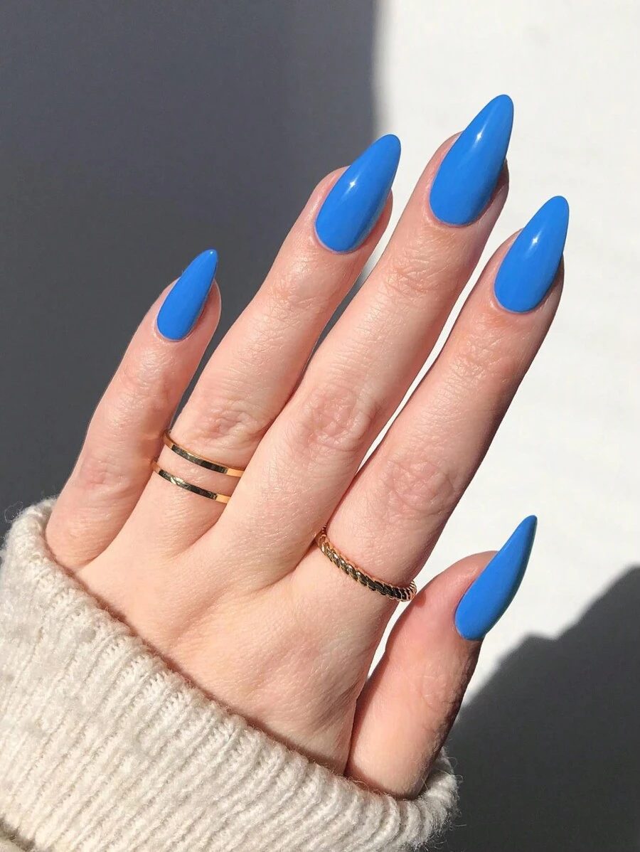 Este set de 24 piezas de uñas postizas azules de forma de almendra larga puede realzar tu sentido de la moda. Las uñas se ajustan perfectamente, con un diseño de longitud media adecuado para el uso diario por mujeres y niñas. Son productos de uñas de aplicación a presión. - Azul - Ver 1