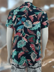 Camisa masculina de viscose de manga curta, corte regular, com estampa tie-dye e gola. Comprimento regular. - Vermelho e preto - Visão 3