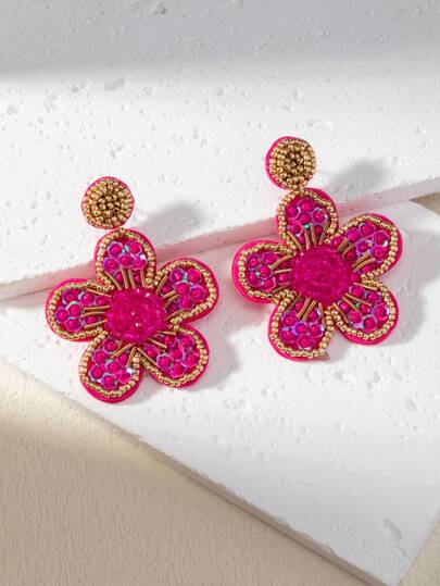 زوج من أقراط مصنوعة يدويًا بأزهار مرصعة بالترتر محاك مع إسطوانات نحاسية بلاستيكية ومحاط بخرز كريستالي