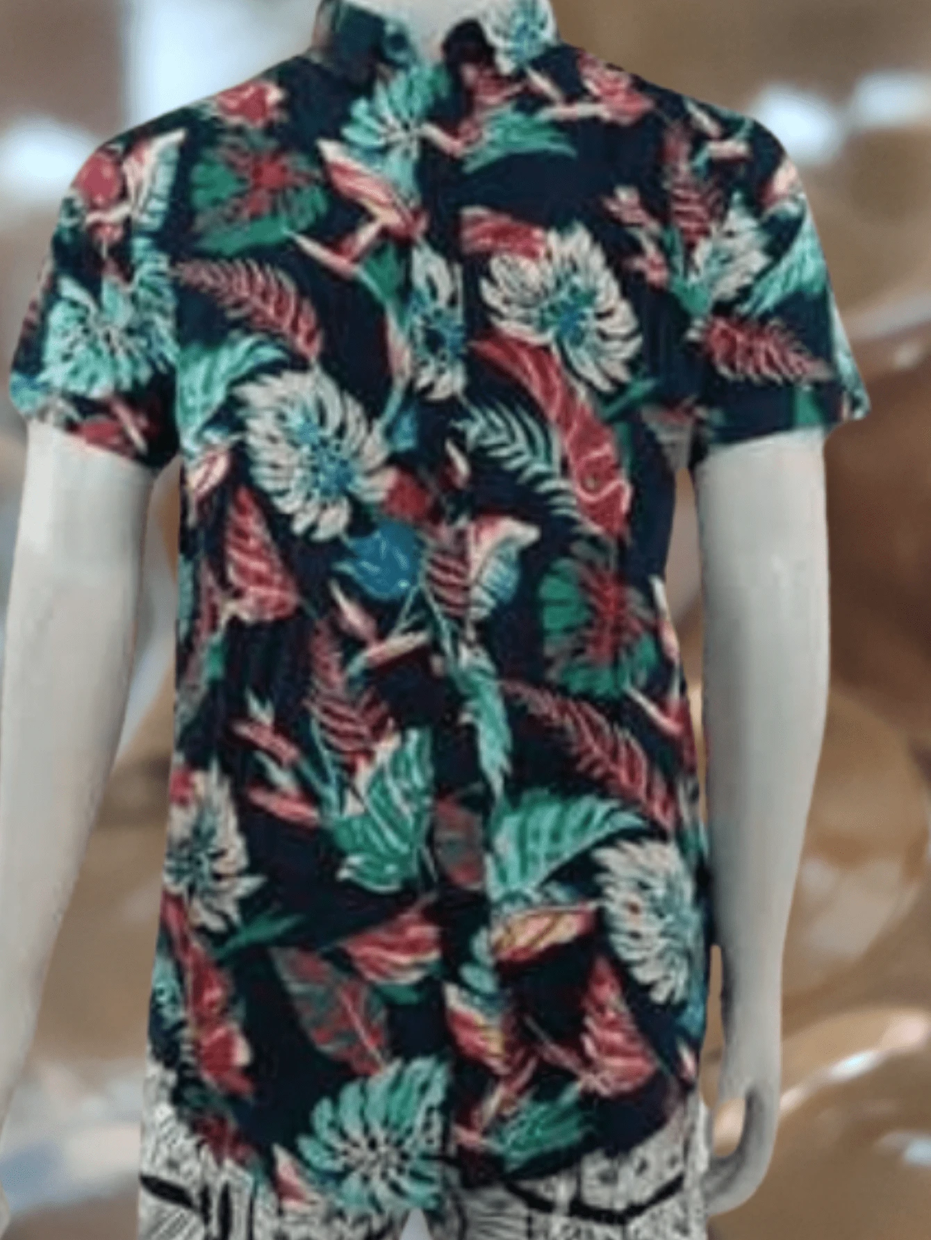 Camisa masculina de viscose de manga curta, corte regular, com estampa tie-dye e gola. Comprimento regular.