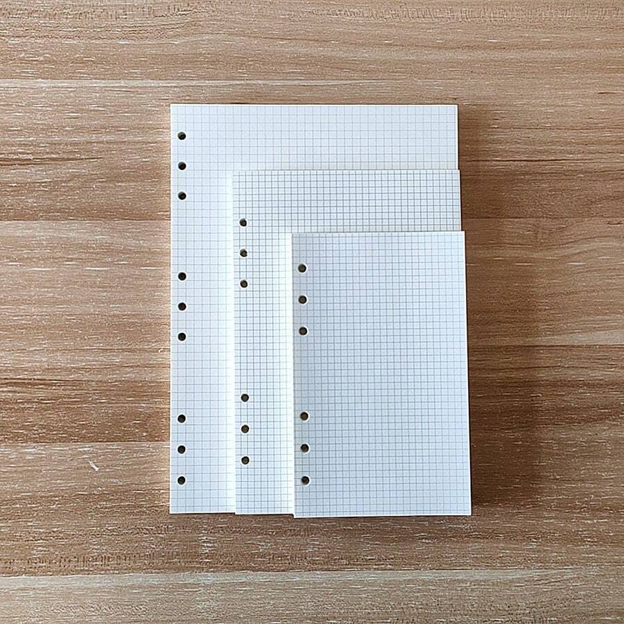 1 tờ 80 tờ/160 trang Giấy rời (Lưới/Có lót), 6 lỗ, có 3 kích cỡ: A6 (105*170mm/4.13*6.69in), A5 (142*210mm/5.59*8.27in), B5 (182*255mm/7.16*10in), được làm bằng giấy Daolin màu be dày 100g. - Trang bên trong dạng lưới (vuông)/80 tờ, 160 trang (100GSM) - Xem 1