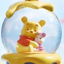 Miniso 迪士尼小熊維尼甜蜜擁抱主題水晶球，家居擺件，家居裝飾 - 黃色 - 查看 3