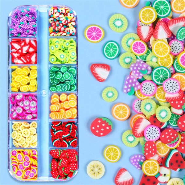 Caixa com 12 compartimentos para decoração de unhas em massa de argila macia com padrões de coração, frutas e flores, para o Dia dos Namorados, Páscoa, Natal, adesivo fino, resina UV, preenchimento de lodo de cristal, pingentes de unha DIY, pedras de unha, suprimentos de unha.