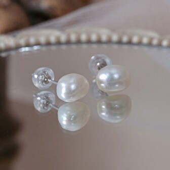 1對7-8mm小巴洛克白色淡水珍珠耳釘，是送給朋友生日婚禮珠寶或新娘珠寶的完美禮物