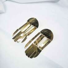 1pair Vintage Fashion Titanium Steel Gold-Color Flower Shaped Stud Earrings That Perfectly Embodies Ladies' Casual Style, Ideal For Daily Wear, Festivals And Artistic Occasions - Yellow Gold - View 4