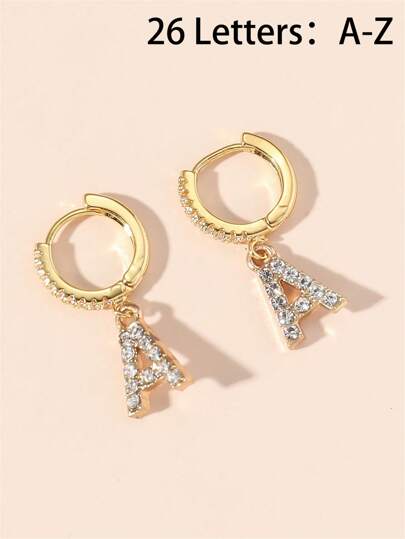 1 对时尚优雅的金色锆石 26 个字母吊坠耳环，适合作为送给朋友和同学的礼物的首字母耳环，展现优雅精致的女性魅力，是年轻女孩必备的耳环款式