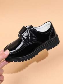 Nuevos zapatos planos antideslizantes para niños de estilo británico hechos de piel sintética con cierre tipo gancho y bucle para presentaciones y fiestas, adecuado para todas las temporadas