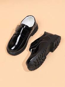 Nuevos zapatos planos antideslizantes para niños de estilo británico hechos de piel sintética con cierre tipo gancho y bucle para presentaciones y fiestas, adecuado para todas las temporadas