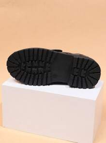 Nuevos zapatos planos antideslizantes para niños de estilo británico hechos de piel sintética con cierre tipo gancho y bucle para presentaciones y fiestas, adecuado para todas las temporadas
