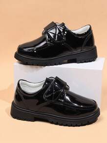 Nuevos zapatos planos antideslizantes para niños de estilo británico hechos de piel sintética con cierre tipo gancho y bucle para presentaciones y fiestas, adecuado para todas las temporadas