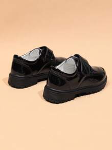Nuevos zapatos planos antideslizantes para niños de estilo británico hechos de piel sintética con cierre tipo gancho y bucle para presentaciones y fiestas, adecuado para todas las temporadas