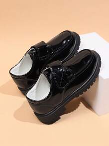 Nuevos zapatos planos antideslizantes para niños de estilo británico hechos de piel sintética con cierre tipo gancho y bucle para presentaciones y fiestas, adecuado para todas las temporadas