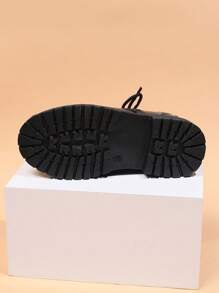 男孩的新時尚英式潮流滑入式專利皮革防滑平底鞋,帶扣,適合所有季節 - 黑色 - 查看 11