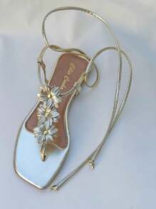 Sandália rasteirinha metalizada dedinho ouro light com flor e amarração