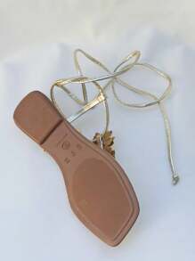 Sandália rasteirinha metalizada dedinho ouro light com flor e amarração