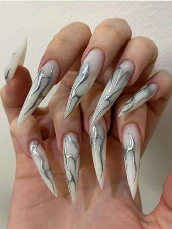 24入組長尖形條紋銀裝壓克力假甲，適合派對場合。包括1個指甲銼和1個膠水。指甲裝飾用品