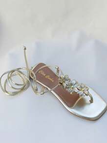Sandália rasteirinha metalizada dedinho ouro light com flor e amarração