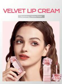 MISTINE Brillo de labios de terciopelo tailandés, crema de labios hidratante infusionada con ácido hialurónico, vitamina E y pigmentos intensos con acabado aterciopelado sedoso, sin sensación pegajosa, resistente a transfers y manchas, sensación ligera. 1 paquete de 2.8g - V02 enamoramiento rosa - Ver 7