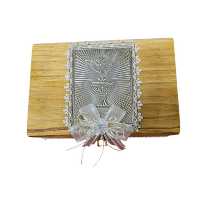 Kit de Bautizo del espíritu santo, kit de producción artesanal, para un bautizo de niño o niña. Hecho de madera, incluye una toalla de bautizo, una vela de bautizo, una concha de bautzo y un rosario gratis en añadidos en color beish o blanco.