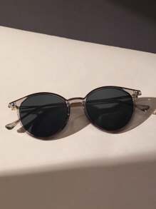 1 Pair Geometric Frame Classic Fashion Women's UV Protection Sunglasses, Suitable For Travel, Parties, Daily Life, Beach And Other Occasions, Can Be Used As Apparel Accessories Or Sunglasses. This All-Match Sunglasses Can Be Matched With Sweaters, Jeans, Sweatpants, Hoodies, Jackets, Dresses And Long-Sleeved Shirts, Fashionable And Versatile, Showing Elegant Elegant. Suitable For Family Outings, Travel Vacations, Summer Beach Vacations And Other Outdoor Activities. - Grey - View 4