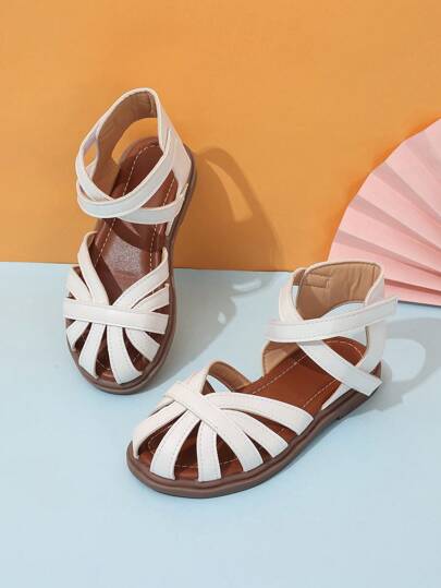 1 双女童镂空 PU 绷带装饰平底可爱凉鞋，适合夏季