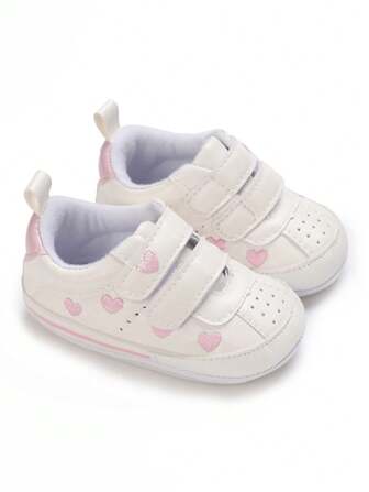幼儿男孩和女孩 PU 心形图案柔软防滑平底爬行鞋，适合早春