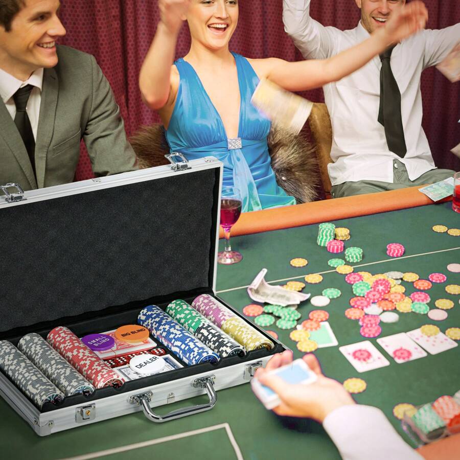 SPORTNOW 500-Piece Poker Chips Set With Aluminium Case, Texas Holdem Poker Set With Mat, 11.5g Numbered Poker Chips, Two Decks Of Cards, Dealer, Five Dices - Silver - View 1