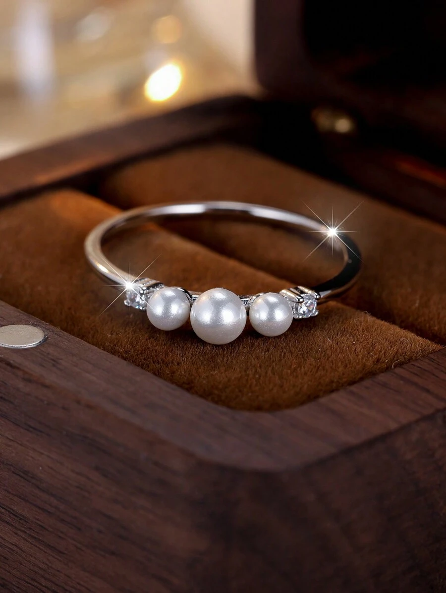 1入組優雅銀戒指，鑲有三顆珍珠和小立體立方氧化鋯石，適合女性，適用於訂婚、婚禮或週年慶禮物，以及婚禮珠寶新娘珠寶 - 銀色 - 查看 1
