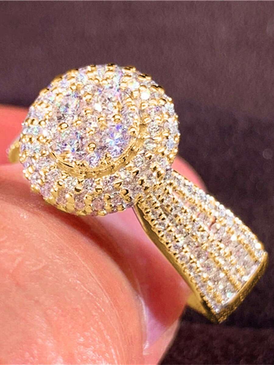 1枚优雅立方氧化锆戒指，适合女性佩戴，可作为婚礼、订婚、情人节、母亲节礼物。