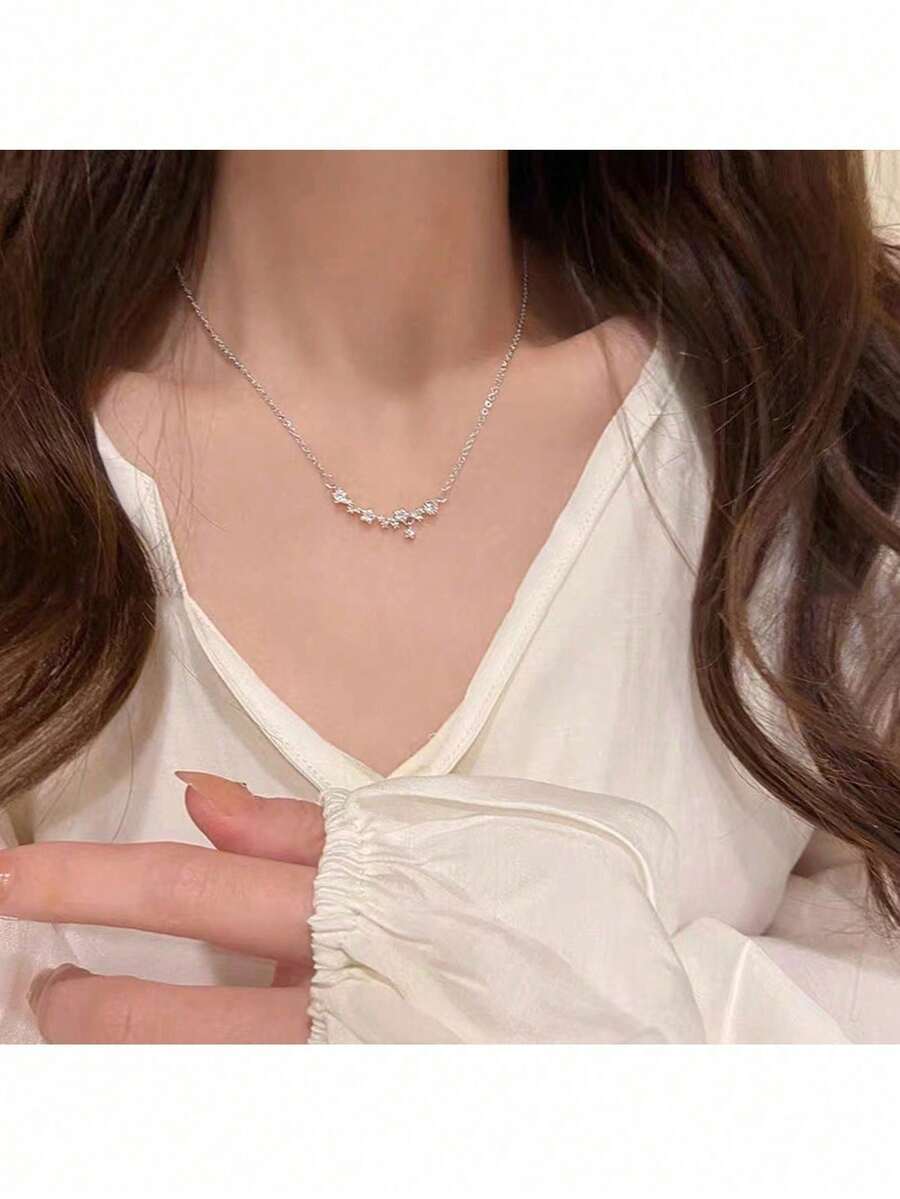 1pc Unique Designed Fresh & Elegant Style Pendant Necklace, Suitable For Daily Wear, Party, And As A Gift For Valentine's Day Or Other Festivals - A Niche Design Fresh Little Flower Temperament Pendant Necklace for Women - View 1
