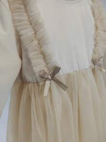 Letnia sukienka w jednolitym kolorze z siateczki dla młodych dziewcząt, z bufiastymi rękawami