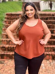 Regata de alça larga plus size em tecido plano fluido com acabamento geral e fenda na barra para o melhor caimento da peça