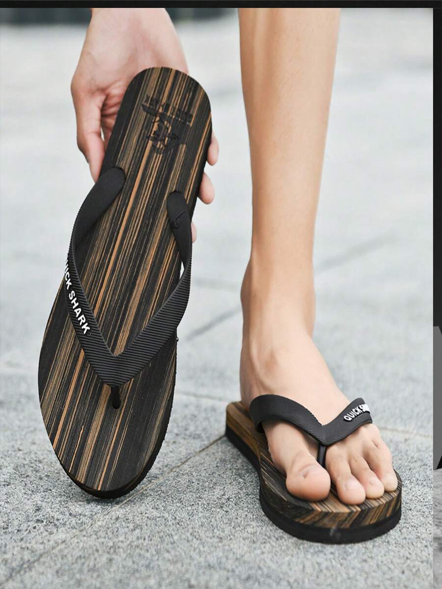 Ciabatte uomo per l'estate, con motivo in legno, antiscivolo e anti-odore, con suola in gomma non maleodorante, pantofole/mule per uso indoor/all'aperto, da spiaggia, doccia e per il bagno, con massaggio, pantofole da casa per uomo - Castano - Visualizzare 1