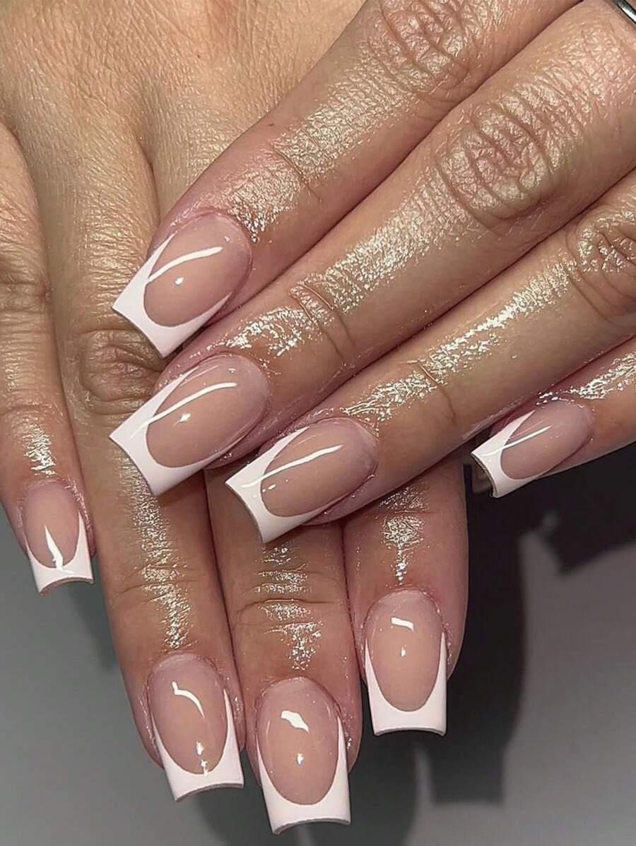 使用 24 片短指甲、方形裸指甲、白色法式全覆盖指甲、适合女性和女孩、按压指甲、中等长度方形假指甲来提升您的外观，美甲用品 - 白色 - 查看 1