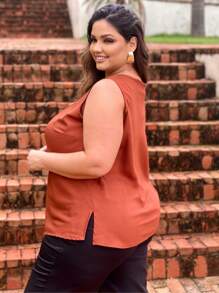 Regata de alça larga plus size em tecido plano fluido com acabamento geral e fenda na barra para o melhor caimento da peça