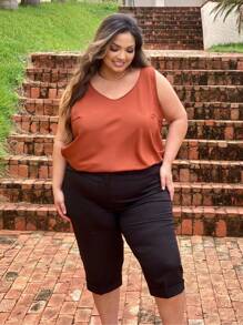 Regata de alça larga plus size em tecido plano fluido com acabamento geral e fenda na barra para o melhor caimento da peça