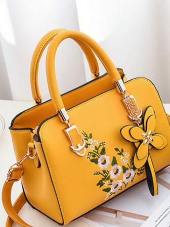 女士单肩包时尚简约刺绣装饰小方包，可斜挎或手提，母亲节礼物，妈妈礼物，妈妈必备品，外出妈妈包，最佳母亲节礼物创意，时尚奶油黄色女士包