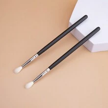 1支221號眼影晕染刷,由合成纖維和山羊毛製成,專業化妝工具