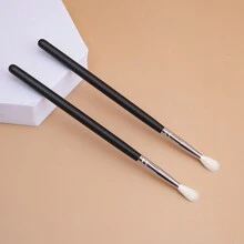 1支221號眼影晕染刷,由合成纖維和山羊毛製成,專業化妝工具