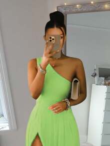 Vestido versatil a un hombro, abertura en pierna. - Verde Lima - Ver 3
