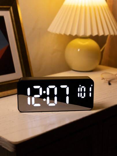 Relógio digital com visor de espelho LED de 1 peça, temperatura em tempo real, brilho ajustável, alimentado por USB ou bateria, despertador de decoração de mesa com saída USB