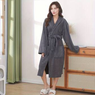 1件珊瑚绒浴袍，柔软吸水，舒适透气，适用于卧室、浴室、泳池，四季皆宜。